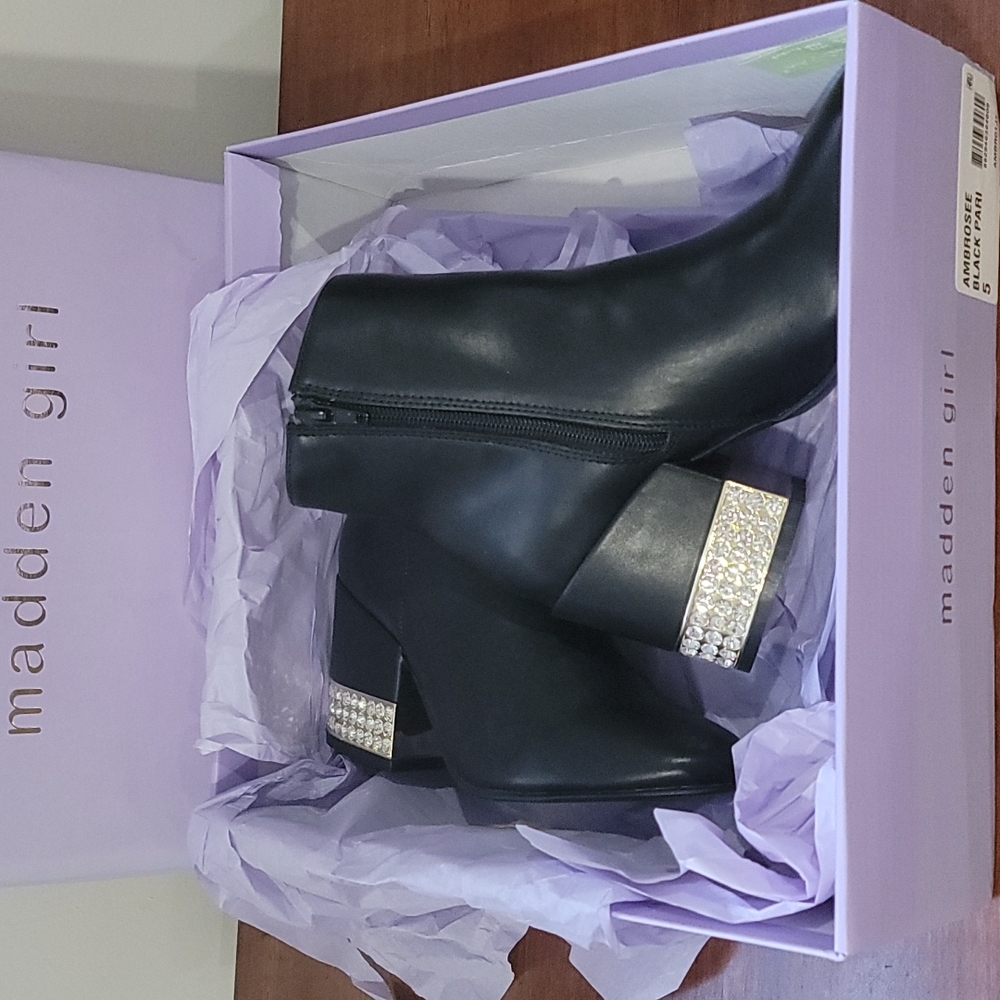 Madden girl NIB